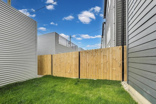2611 W Carmen Ave, Chicago, IL 60625 - view of yard