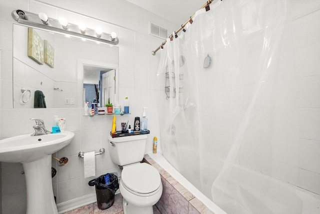 3848 25th Ave Unit 5, Schiller Park, IL 60176 - bathroom with tiled shower / bath combo and tile walls