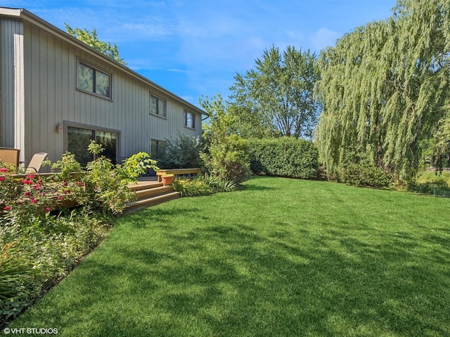 68 E Garden Ave, Palatine, IL 60067 - view of grassy yard featuring a deck