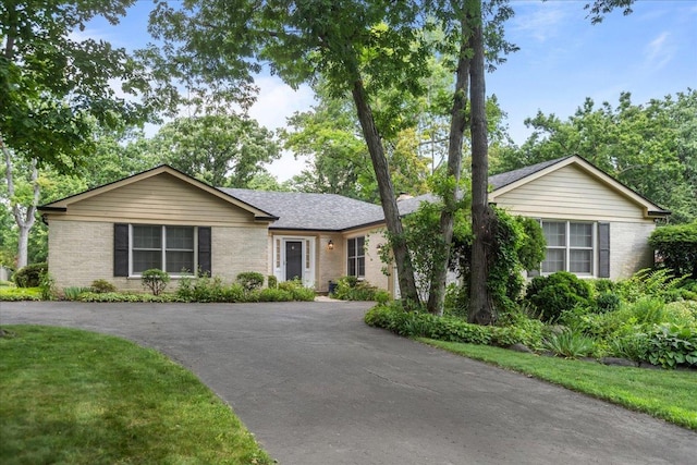912 Morningside Dr, Lake Forest, IL 60045 - ranch-style home featuring driveway and brick siding