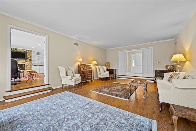 912 Morningside Dr, Lake Forest, IL 60045 - living room with wood finished floors and ornamental molding