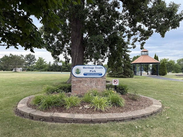 590 Oxford Ln, Lindenhurst, IL 60046 - community sign with a lawn