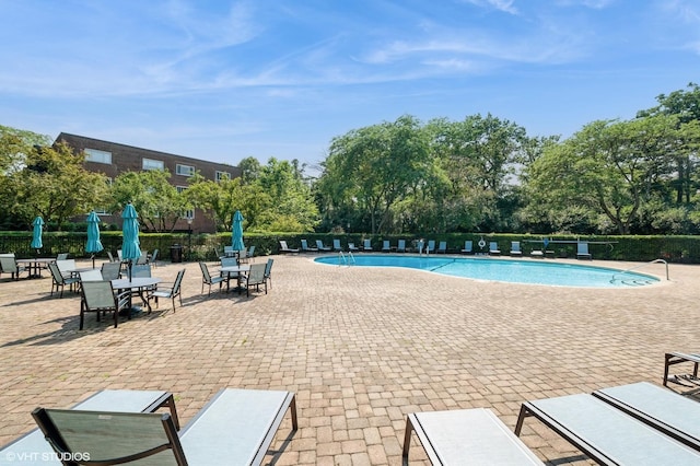 90 E Franklin Pl Unit 106, Lake Forest, IL 60045 - community pool featuring a patio and view of scattered trees