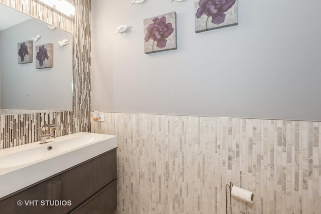 2578 Crestview Dr, Aurora, IL 60502 - bathroom featuring vanity, wainscoting, and tile walls