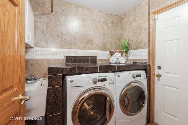 2578 Crestview Dr, Aurora, IL 60502 - laundry room featuring washing machine and dryer
