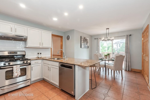 2578 Crestview Dr, Aurora, IL 60502 - kitchen featuring stainless steel appliances, under cabinet range hood, a peninsula, white cabinets, and tasteful backsplash
