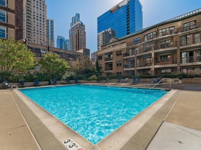 1101 S State St Unit 2202, Chicago, IL 60605 - community pool with a skyline view and a patio