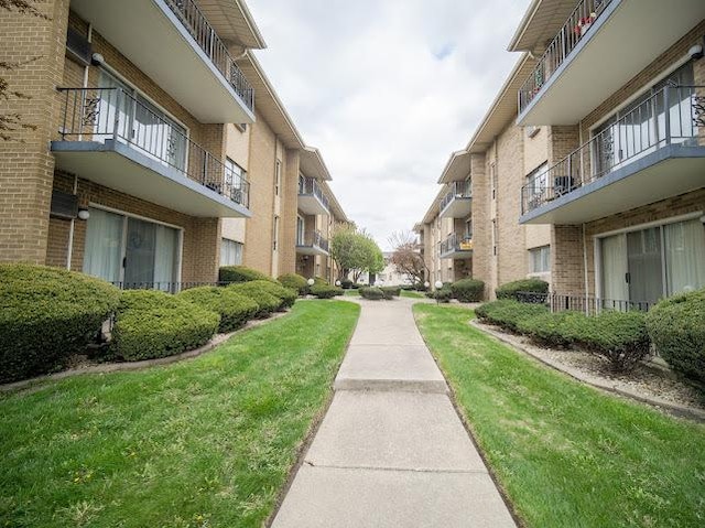 10109 S Cicero Ave Unit 302, Oak Lawn, IL 60453 - view of property's community featuring a yard