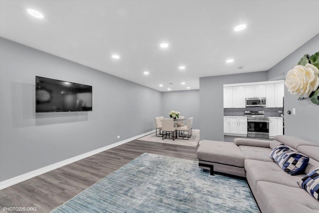2600 Brookwood Way Dr Unit 111A, Rolling Meadows, IL 60008 - living room featuring wood finished floors and recessed lighting
