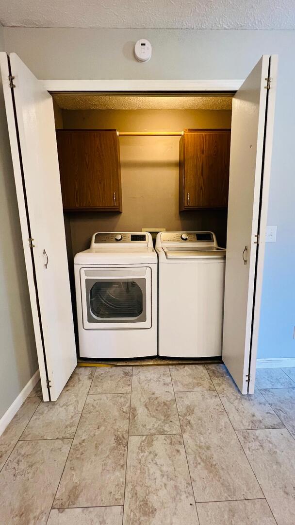 113 E Seminole St, Dwight, IL 60420 - laundry room with cabinet space, independent washer and dryer, and a textured ceiling