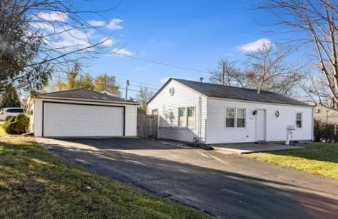 view of front of home featuring an outbuilding and a detached garage