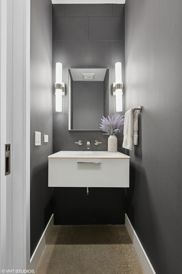 900 W Washington Blvd Unit 404, Chicago, IL 60607 - bathroom featuring baseboards