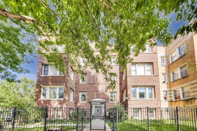 4653 N Lawndale Ave Unit 2S, Chicago, IL 60625 - view of building exterior with a fenced front yard