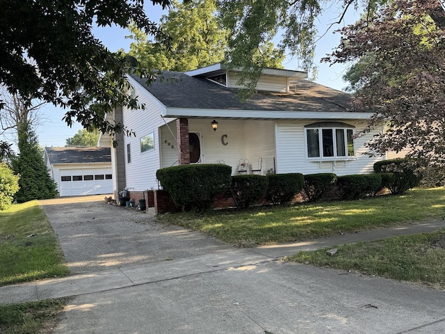 600 W White St, Clinton, IL 61727 - bungalow featuring driveway, a front yard, and a shingled roof