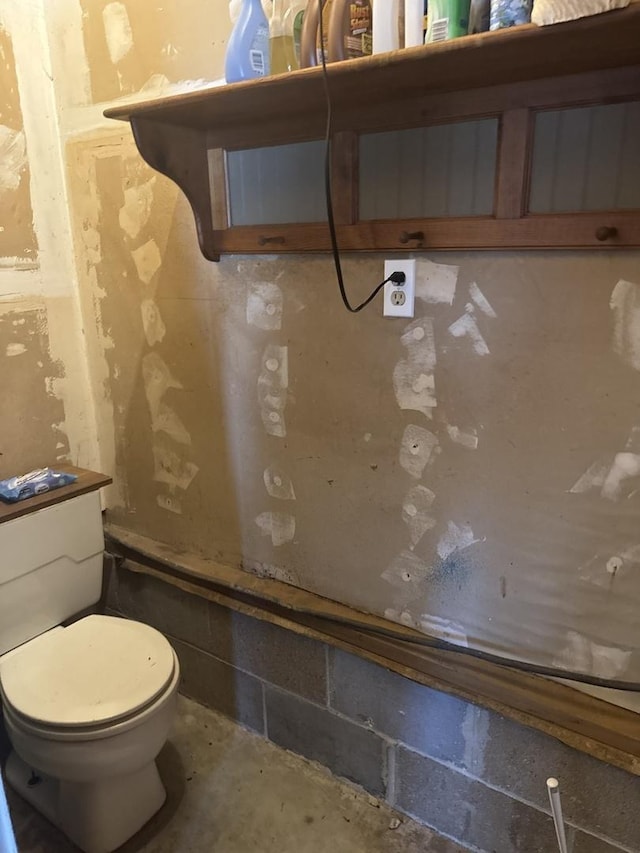 600 W White St, Clinton, IL 61727 - bathroom with toilet and concrete floors