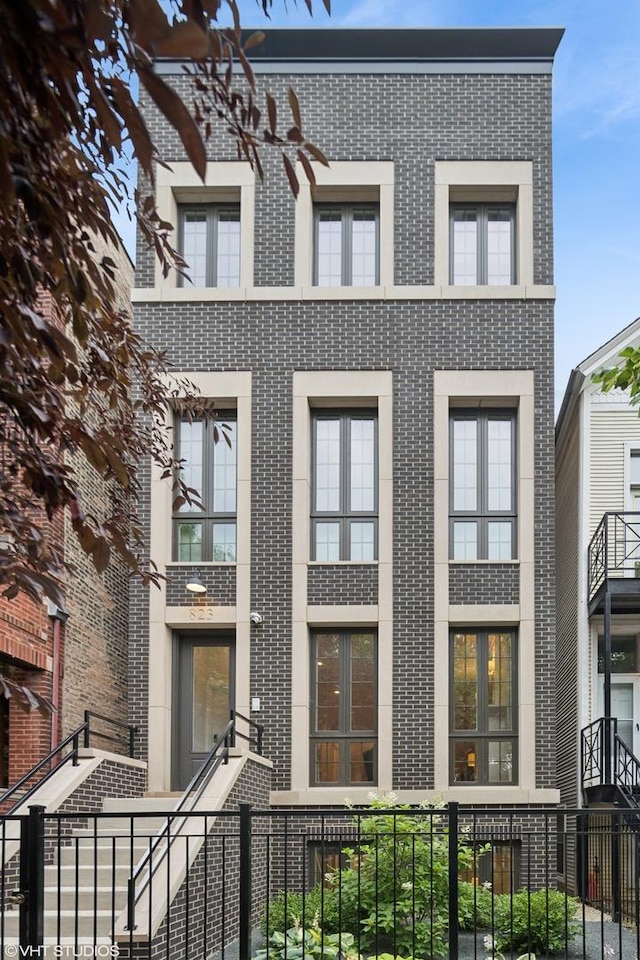 823 W George St Unit 1, Chicago, IL 60657 - multi unit property featuring brick siding