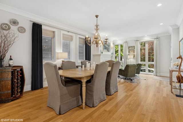 823 W George St Unit 1, Chicago, IL 60657 - dining area with crown molding, a chandelier, light wood-type flooring, and recessed lighting