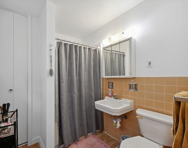 1565 S Pointe Dr, Rantoul, IL 61866 - bathroom featuring tile walls and shower / tub combo with curtain