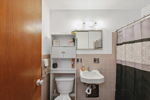 1565 S Pointe Dr, Rantoul, IL 61866 - full bathroom featuring tile walls, a shower with curtain, and a wainscoted wall