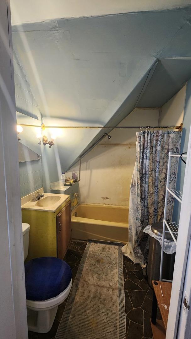 5234 W 25th Pl, Cicero, IL 60804 - full bathroom featuring vanity, shower / bath combo with shower curtain, and lofted ceiling