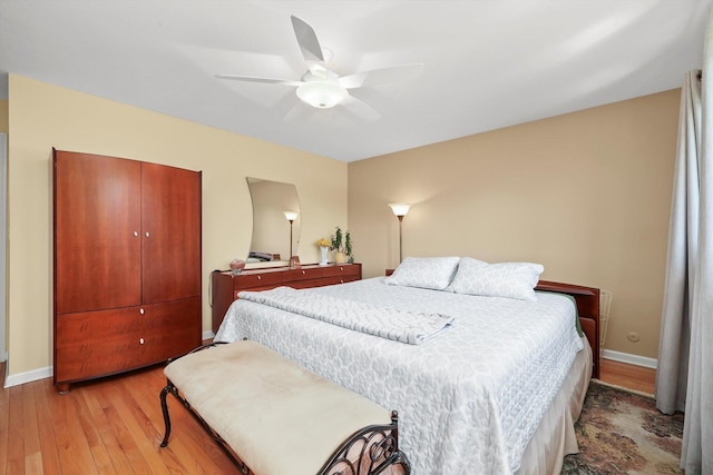 905 W Palm Dr, Mount Prospect, IL 60056 - bedroom featuring light wood-style flooring, ceiling fan, and a closet