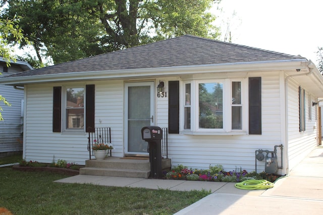 631 Central Ave, Joliet, IL 60436 - bungalow-style house with roof with shingles and a front yard