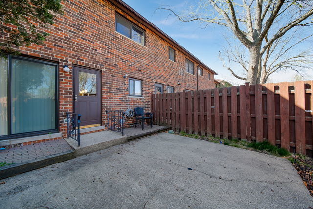 1S215 Stratford Ln, Villa Park, IL 60181 - view of patio