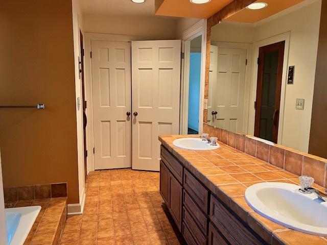 1917 Thornhill Rd, Inverness, IL 60067 - full bath featuring double vanity, tiled bath, and recessed lighting