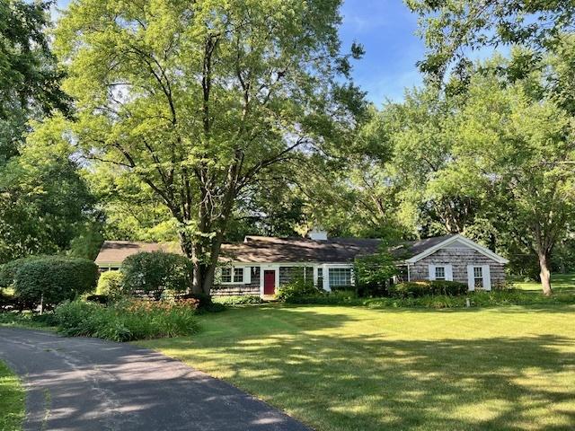 1917 Thornhill Rd, Inverness, IL 60067 - ranch-style house with a front yard