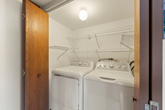 3072 Carlton Ct, Westchester, IL 60154 - laundry room featuring washer and clothes dryer