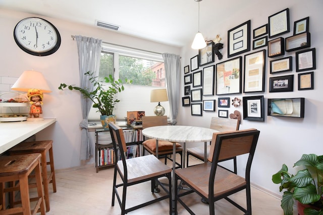 801 S Plymouth Ct Unit V, Chicago, IL 60605 - dining room with baseboards
