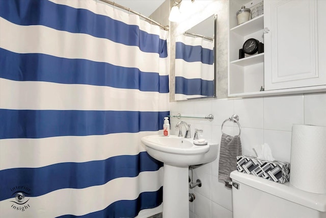 7117 W 82nd Pl, Burbank, IL 60459 - full bathroom featuring tasteful backsplash and a shower with shower curtain