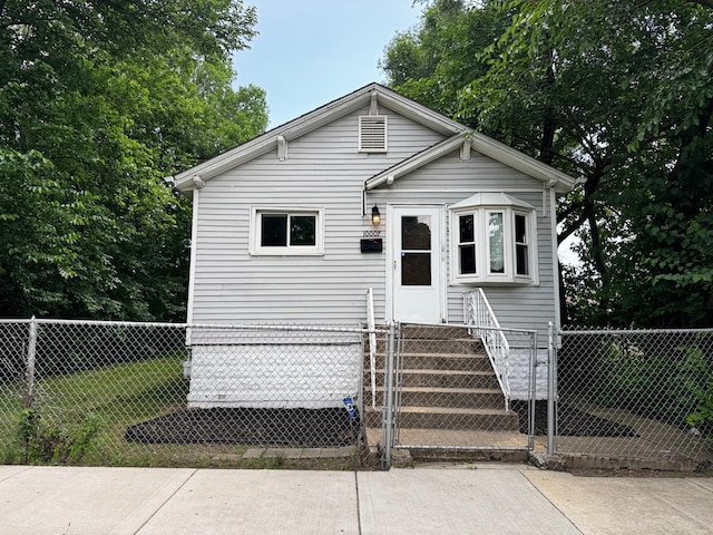 10007 S Hoxie Ave, Chicago, IL 60617 - view of front of home featuring a fenced front yard
