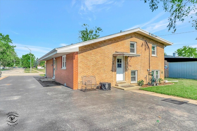 17436 71st Ave, Tinley Park, IL 60477 - back of property with brick siding and a yard
