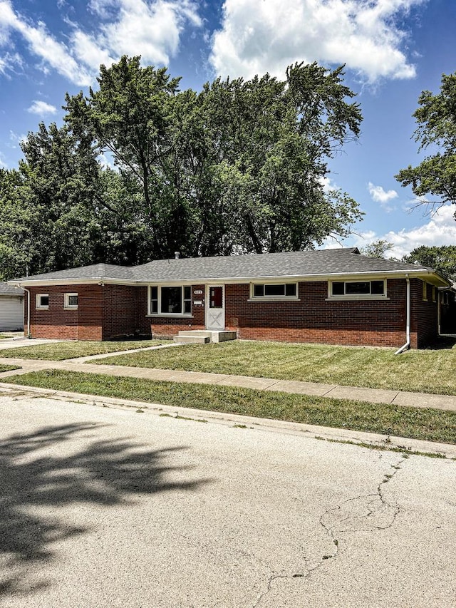 425 W Donald St, Kankakee, IL 60901 - single story home with brick siding, a front yard, and driveway