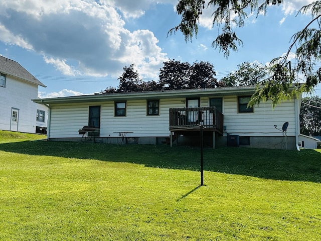 119 N Park Blvd, Freeport, IL 61032 - back of house featuring a yard