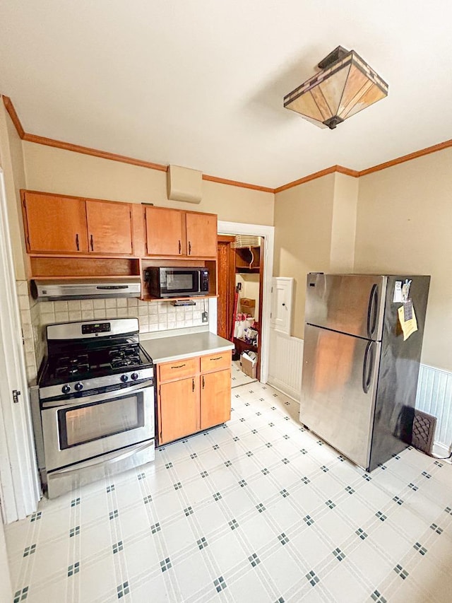 997 S Evergreen Ave, Kankakee, IL 60901 - kitchen with stainless steel appliances, under cabinet range hood, backsplash, light countertops, and light flooring