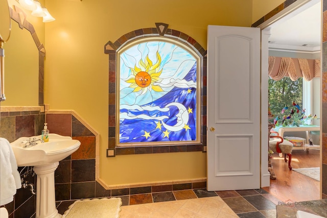 1130 Gavin Ct, Lake Forest, IL 60045 - bathroom with crown molding