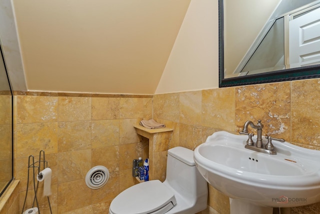 1130 Gavin Ct, Lake Forest, IL 60045 - bathroom featuring tile walls and wainscoting