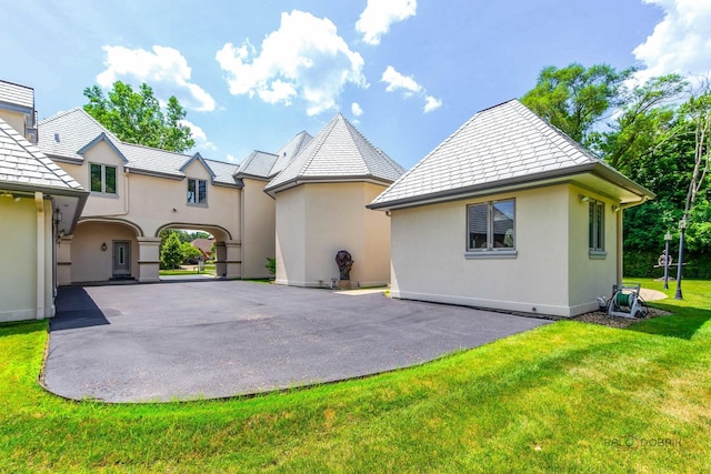 1130 Gavin Ct, Lake Forest, IL 60045 - view of front of property with stucco siding and a front lawn