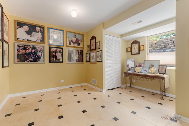 1130 Gavin Ct, Lake Forest, IL 60045 - interior space featuring baseboards