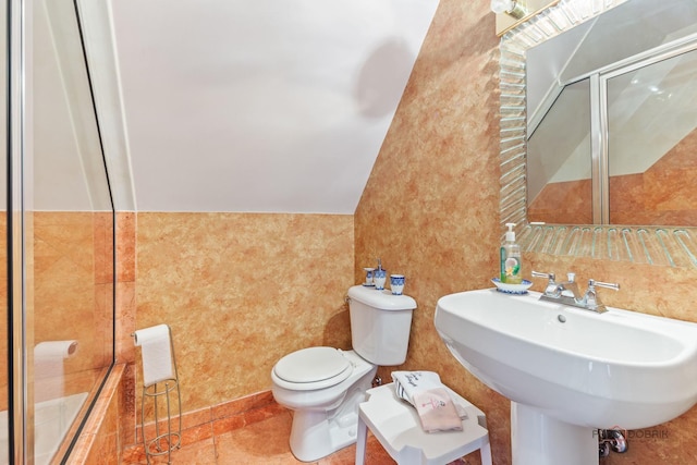 1130 Gavin Ct, Lake Forest, IL 60045 - bathroom featuring a tile shower, tile patterned flooring, and lofted ceiling