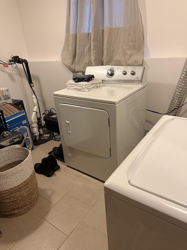 835 Williams Ct, Schaumburg, IL 60193 - laundry area featuring washer and dryer and light tile patterned floors