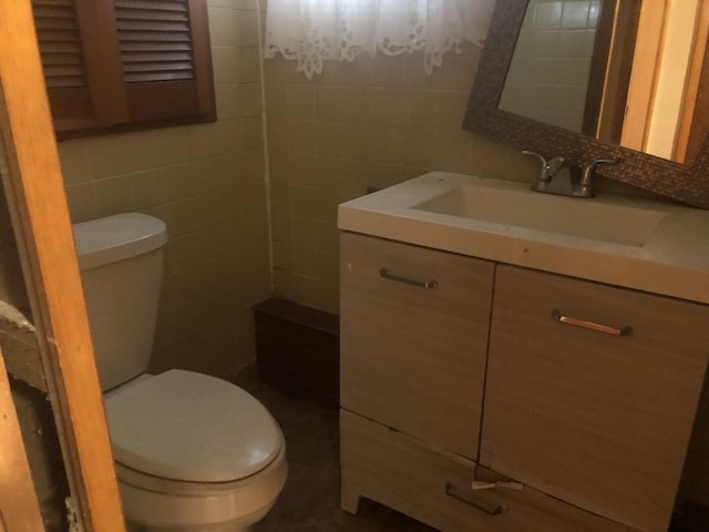 7153 W 72nd St, Nottingham Park, IL 60638 - bathroom featuring tile walls and vanity