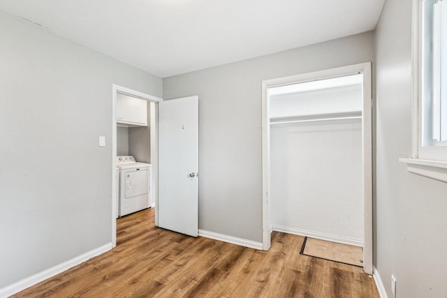 404 Virginia Pl, Wheeling, IL 60090 - unfurnished bedroom with wood finished floors, washing machine and dryer, and a closet