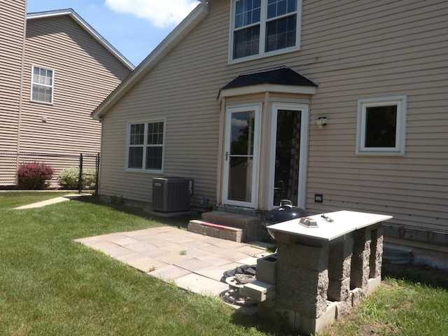 1010 Trillium Ln, Bartlett, IL 60103 - back of house with a lawn
