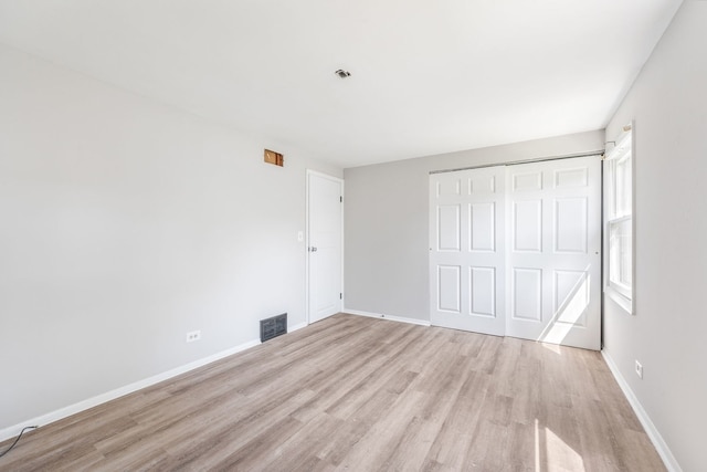3075 Kingston Ct, Streamwood, IL 60107 - unfurnished bedroom with light wood finished floors and a closet