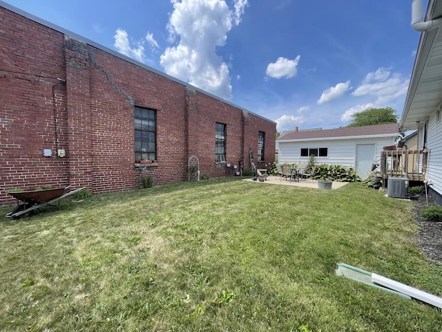 1110 Pike St, Peru, IL 61354 - view of grassy yard featuring a patio