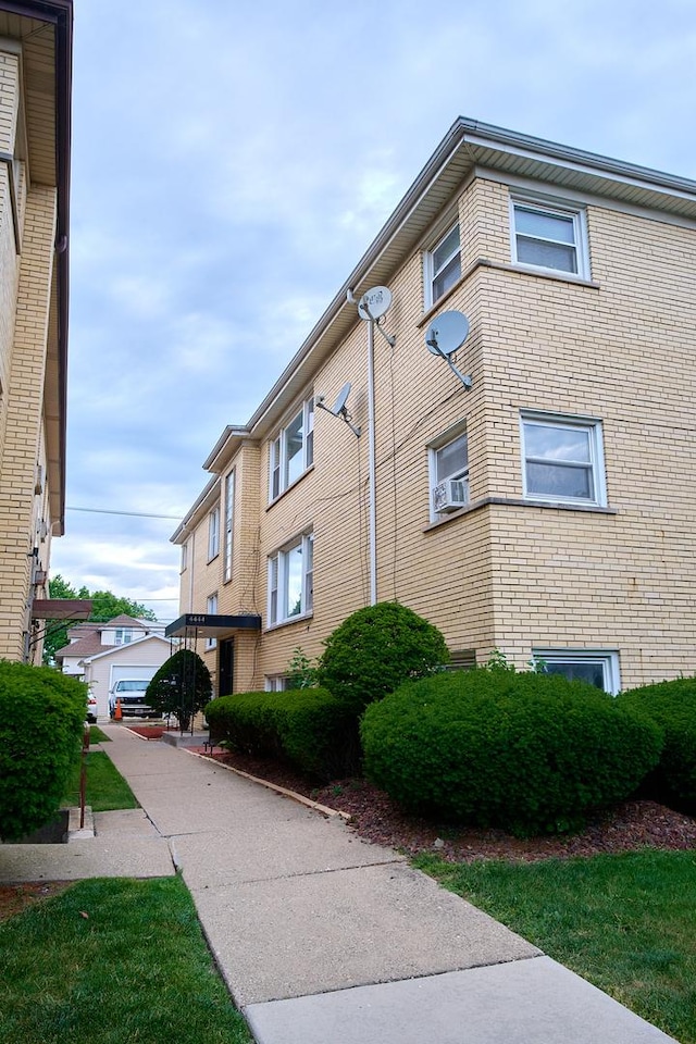 4444 N Central Ave Unit 2W, Chicago, IL 60630 - view of building exterior featuring cooling unit