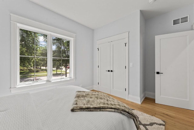 1100 Washington St, Glenview, IL 60025 - bedroom with light wood-style floors and baseboards